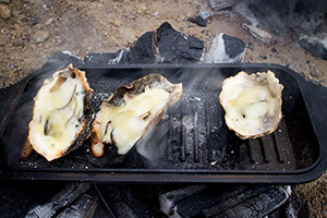 アウトドアで牡蠣焼き